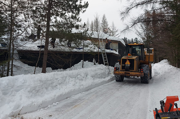 Déneigement toit en pente Québec