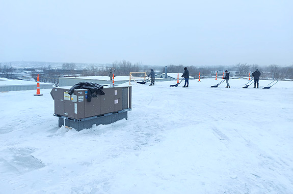 Déneigement de toitures commerciales