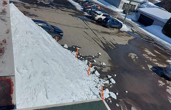 Déneigement rapide de toiture à Beauport
